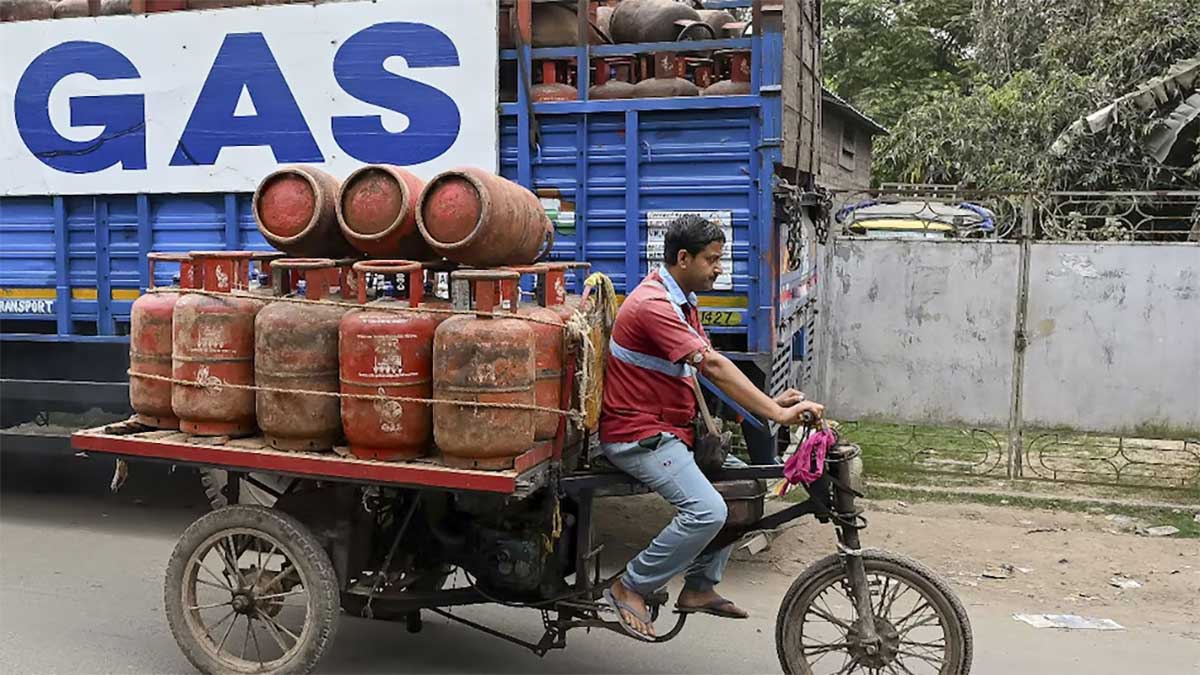 Iran-Israel War: LPG संकट ने छीनी गिग वर्कर्स की कमाई, आधे रह गए ऑर्डर, रोजमर्रा का खर्च चलाना हुआ मुश्किल
