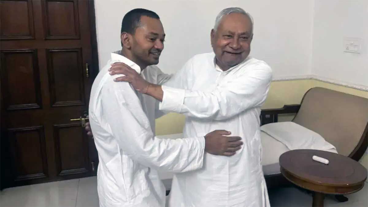 बिहार राजनीति में बड़ा मोड़, JDU में शामिल होते ही पिता नीतीश कुमार से मिले निशांत, सोनपापड़ी खिलाकर लिया आशीर्वाद