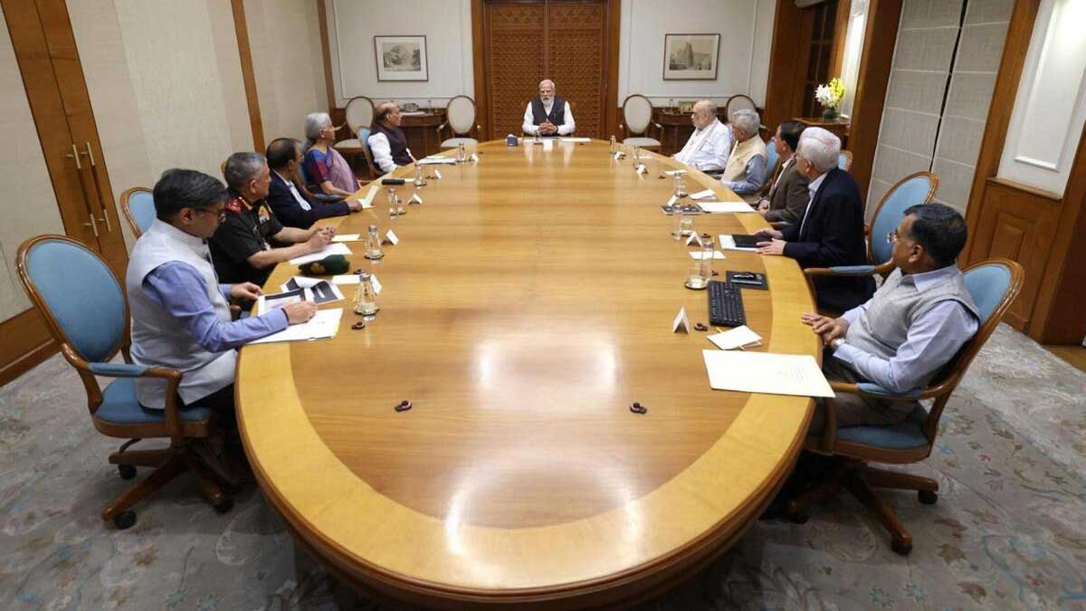 अमेरिका-ईरान युद्ध से भारत में हाई अलर्ट, PM मोदी ने बुलाई आपातकालीन बैठक, जानें देश पर क्या है बड़ा खतरा?