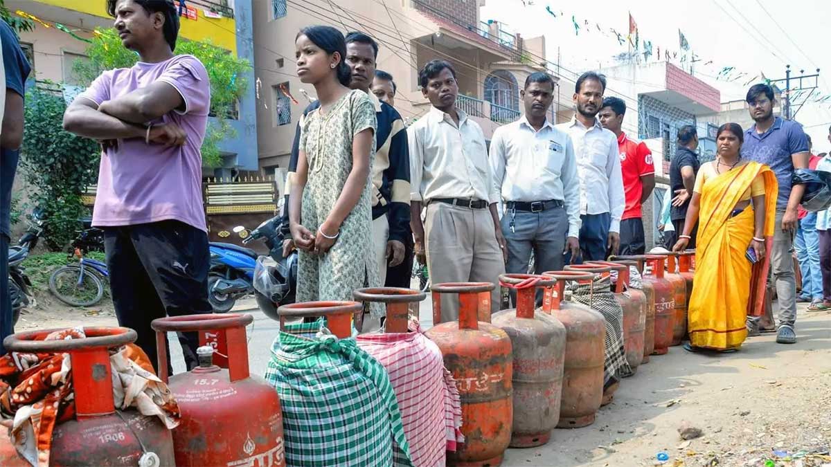 गैस संकट से ठप हुई कमाई, कमर्शियल LPG की कमी ने गिग वर्कर्स को किया बेहाल