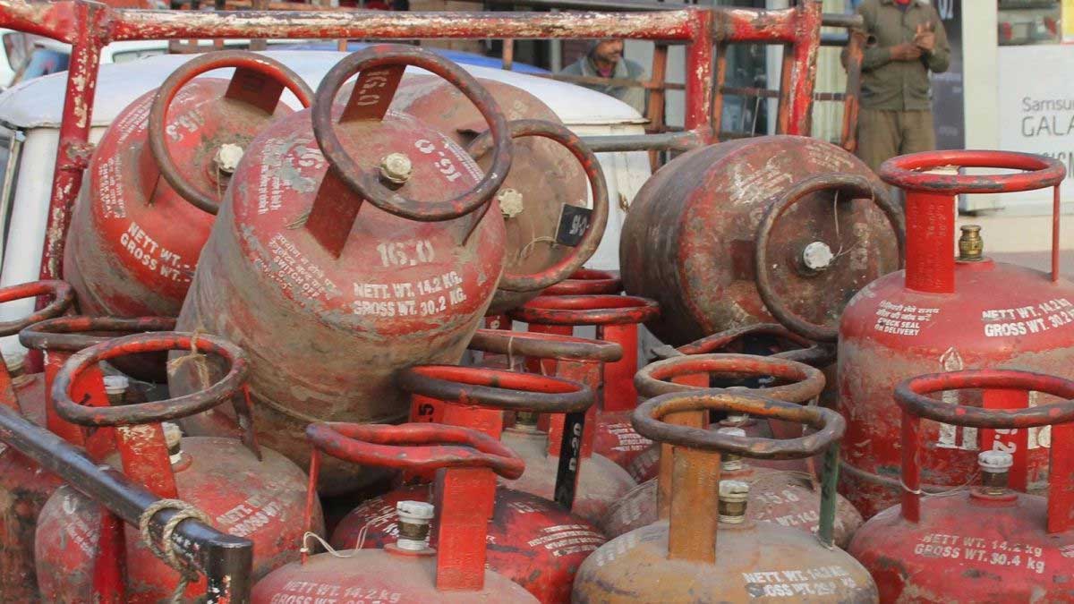 Iran-Israel जंग के बीच LPG को लेकर बड़ी चेतावनी, सरकार बोली: गैस खत्म होने वाली नहीं, अफवाह फैलाने वालों पर सख्त नजर