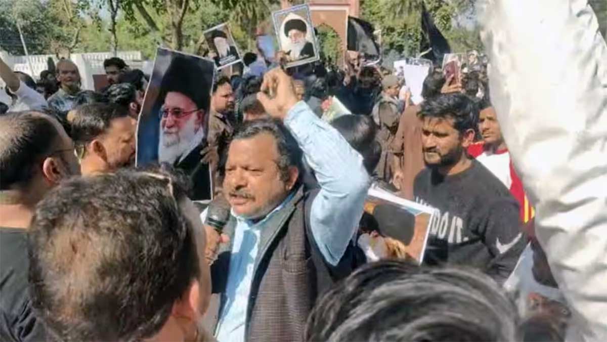 खामेनेई की मौत पर अलीगढ़ में आक्रोश, सड़कों पर उतरा शिया समुदाय, अमेरिका-इजरायल के खिलाफ भारी प्रदर्शन