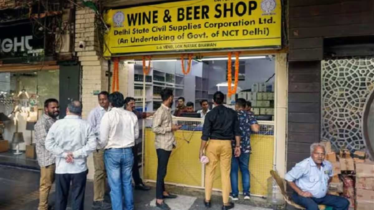 होली पर ड्राई डे खत्म, दिल्ली में जाम छलकाने वालों को बल्ले बल्ले, सियासत भी गरमाई