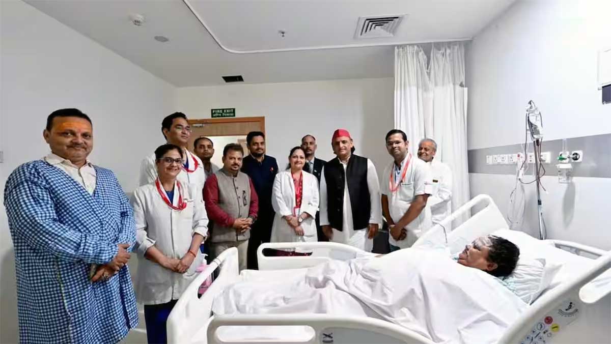 सियासत से ऊपर इंसानियत, अखिलेश यादव का पुतला जलाते झुलसी BJP विधायक से मिलने अस्पताल पहुंचे अखिलेश यादव