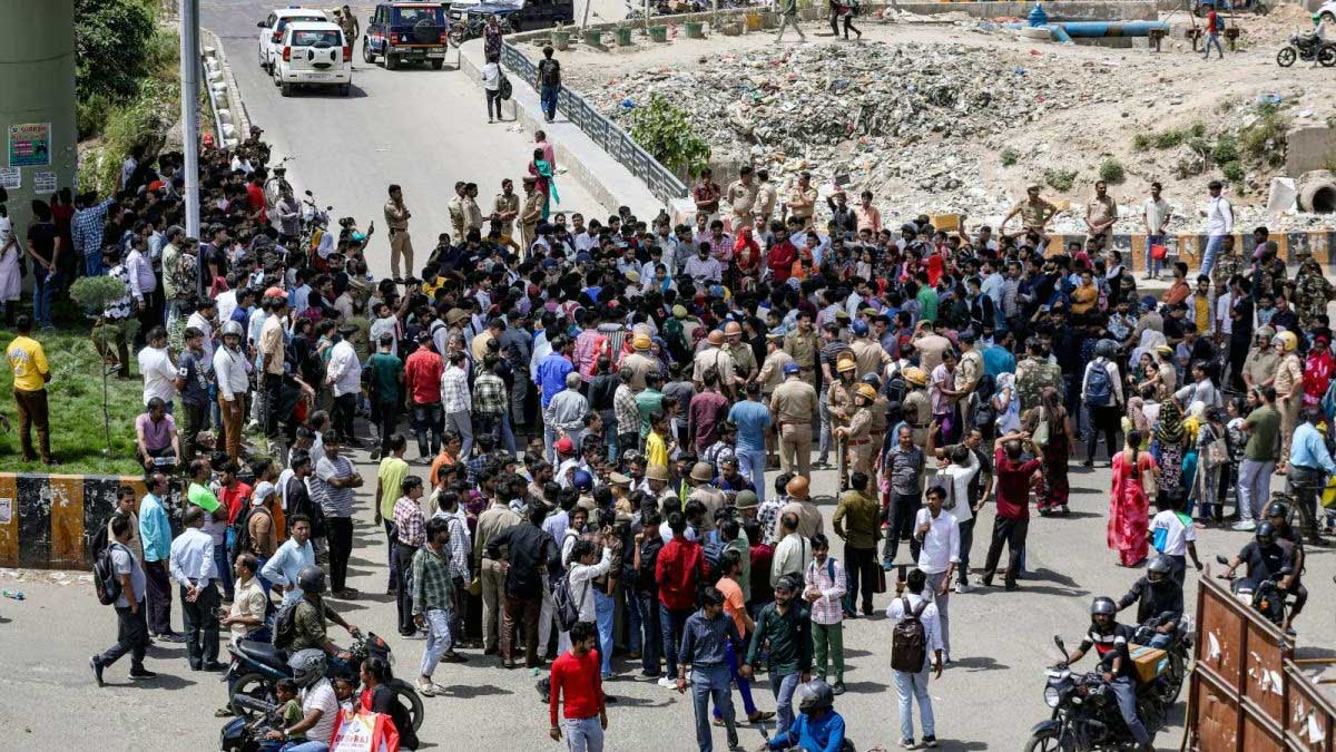 नोएडा में मजदूरों का विस्फोटक प्रदर्शन, सड़कों पर उतरी मेड्स, ट्रंप से लेकर महंगाई तक - क्या है असली वजह?