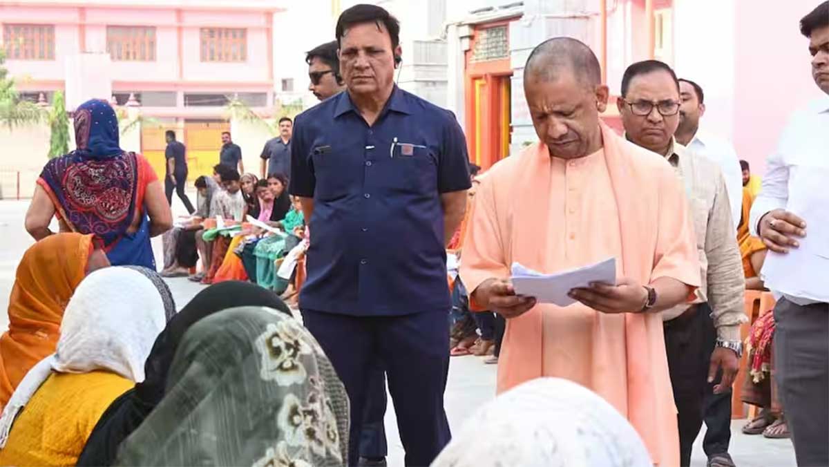 घबराइए मत.., बीमार बच्चे को देख भावुक हुए CM योगी, तुरंत दिलाई मदद की गारंटी