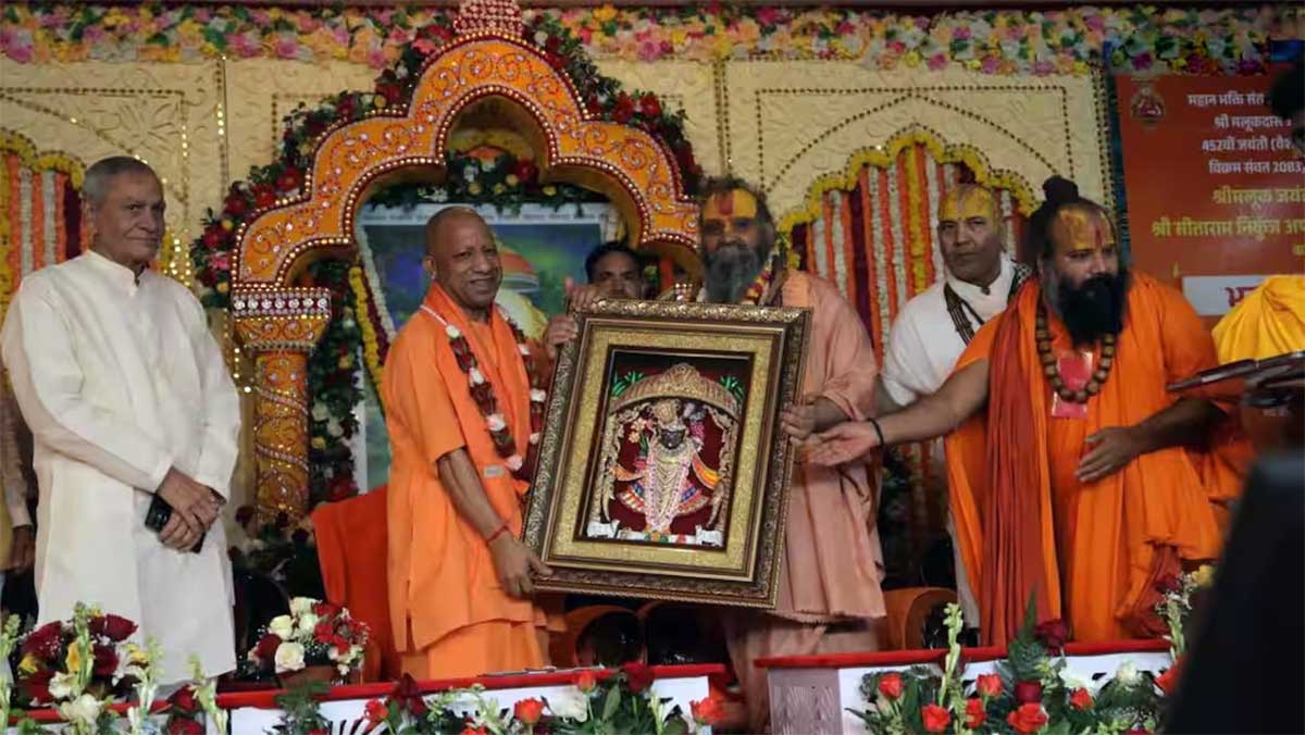 मथुरा दौरे में CM योगी का बड़ा संदेश, संतों की एकता ने बदल दी अयोध्या की किस्मत