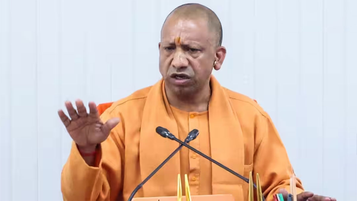 UP में अफसरों के लिए नया फरमान, अब सांसद-विधायकों को नहीं दिया सम्मान तो होगी कार्रवाई