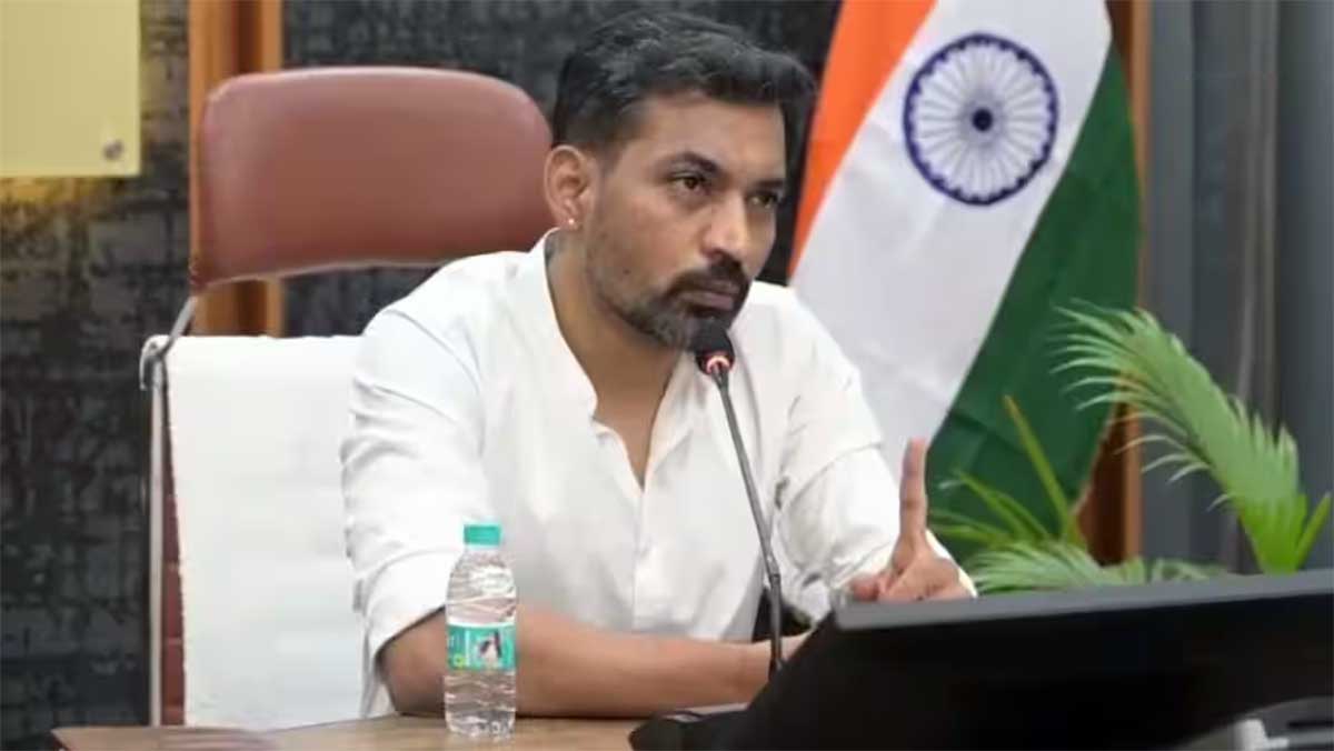गंगा सफाई पर डीएम का बड़ा एक्शन! वर्षों से लटकी परियोजनाओं पर भड़के आशीष चौहान, अधिकारियों को दी सख्त चेतावनी