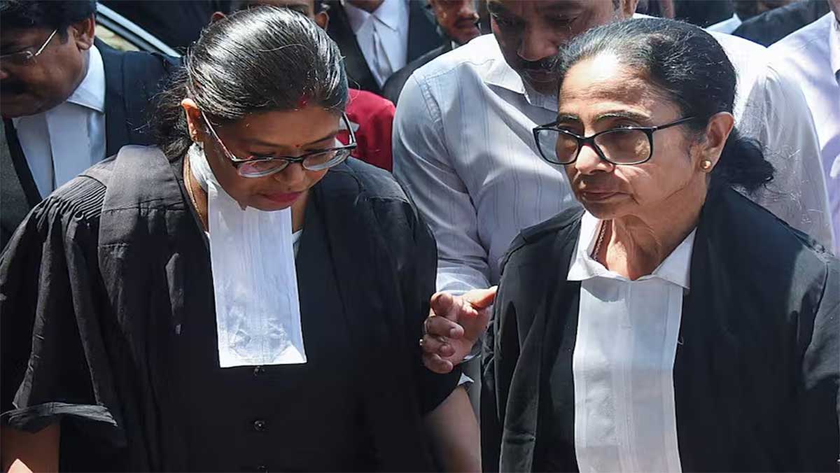 काले कोट में हाईकोर्ट पहुंचीं ममता बनर्जी, बाहर निकलते ही लगे ‘चोर-चोर’ के नारे