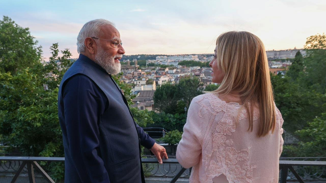 PM मोदी ने जॉर्जिया मेलोनी को दी ‘मेलोडी’ टॉफी, Video वायरल होते ही इंटरनेट पर छाई दोनों नेताओं की केमिस्ट्री