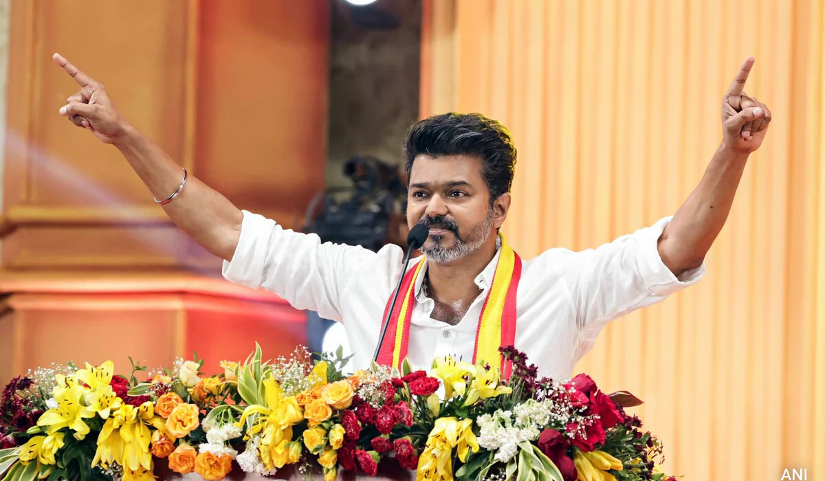 Tamil Nadu Election Result 2026: तमिलनाडु में नई सियासी कहानी, विजय के वादों ने बदला खेल, DMK-AIADMK को पीछे छोड़ा