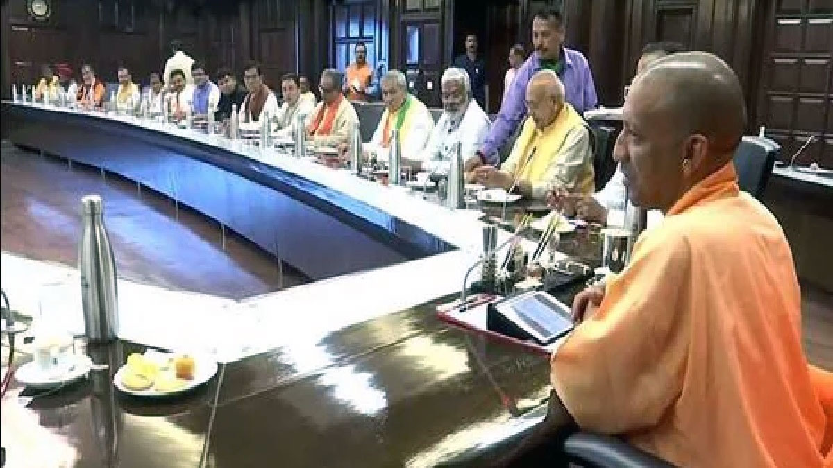 बंगाल में TMC ढही तो लखनऊ में जश्न, CM योगी ने कैबिनेट मीटिंग में बांटी मिठाई