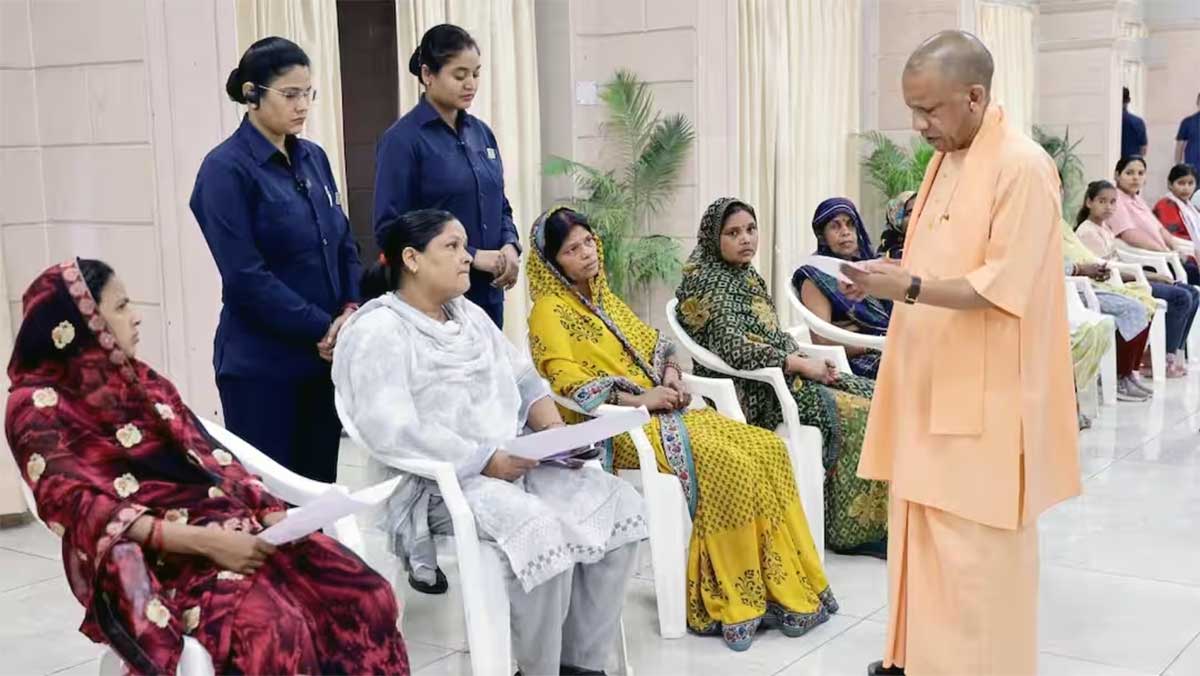 जनता दर्शन में योगी का सख्त संदेश! अफसरों से बोले- तय समय में हो हर फरियादी की समस्या का समाधान