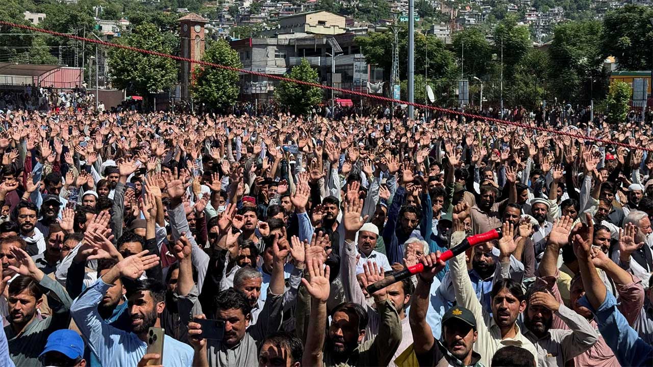 PoK में विरोध प्रदर्शन को लेकर बड़ा दावा, कई मौतों के बावजूद डेढ़ लाख प्रदर्शनकारी सड़कों पर