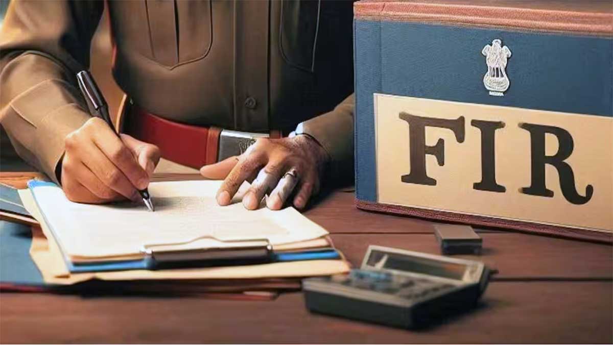 नकल करते पकड़े गए छात्र का बवाल! दरोगा पिता और मामा पर कॉलेज में घुसकर शिक्षकों को पीटने का आरोप, दर्ज हुई FIR