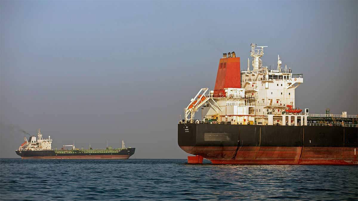 Strait of Hormuz पर Iran की सख्त चेतावनी! कई जहाजों ने बदला रास्ता, जानिए 24 घंटे में कितने Vessel गुजरे