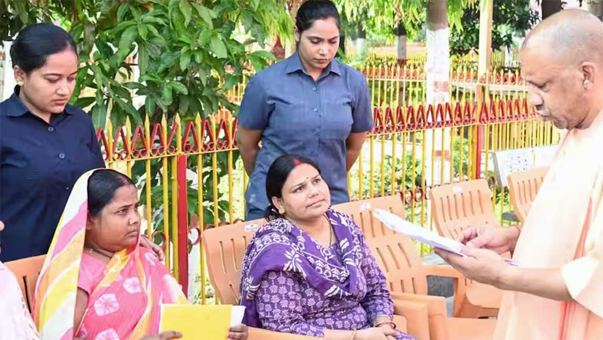 गोरखपुर में CM योगी का जनता दर्शन, 200 फरियादियों की सुनी समस्याएं; बोले- हर जरूरतमंद के साथ खड़ी है सरकार