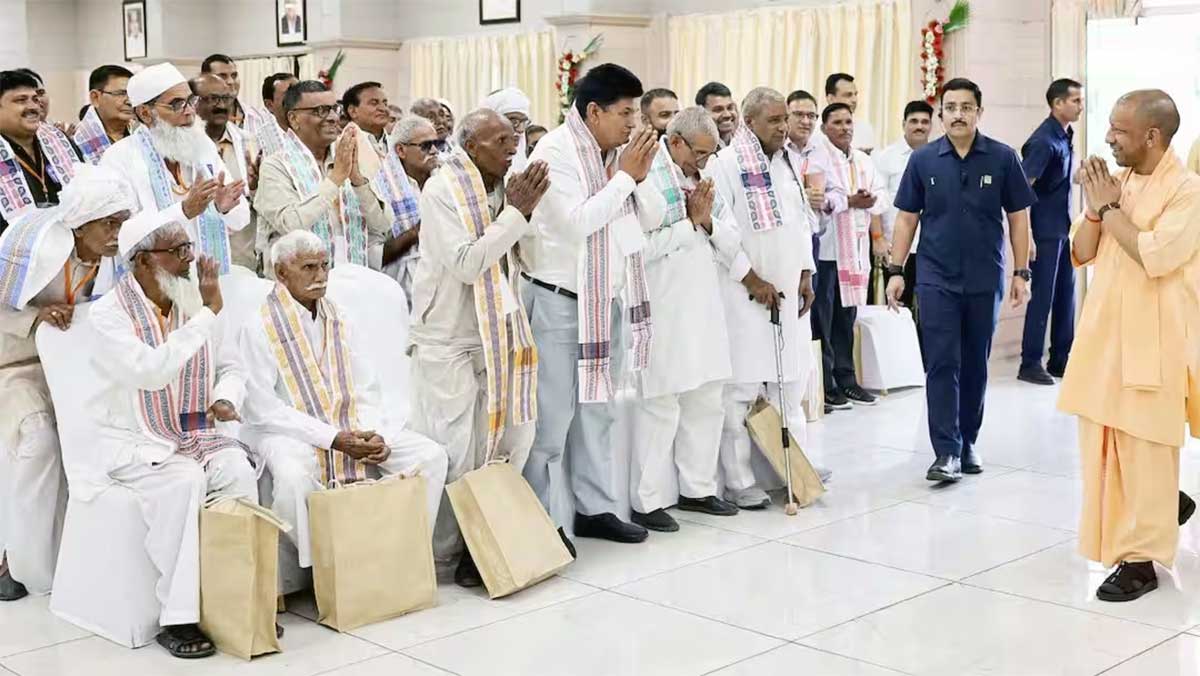 जेवर एयरपोर्ट से पहली उड़ान में बैठे किसान, लखनऊ पहुंच CM योगी का जताया आभार; बोले- सपना सच कर दिया