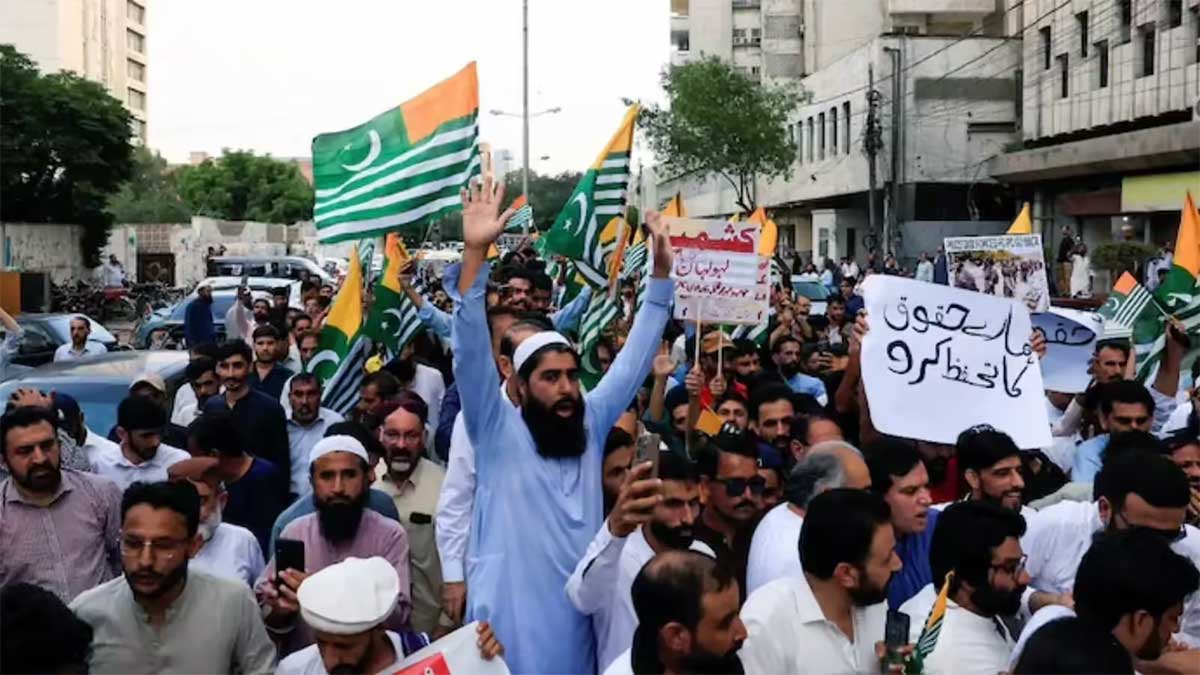 PoK Protest: मुजफ्फराबाद से रावलकोट तक उबाल, शहबाज सरकार और पाक सेना के खिलाफ सड़कों पर उतरे हजारों लोग
