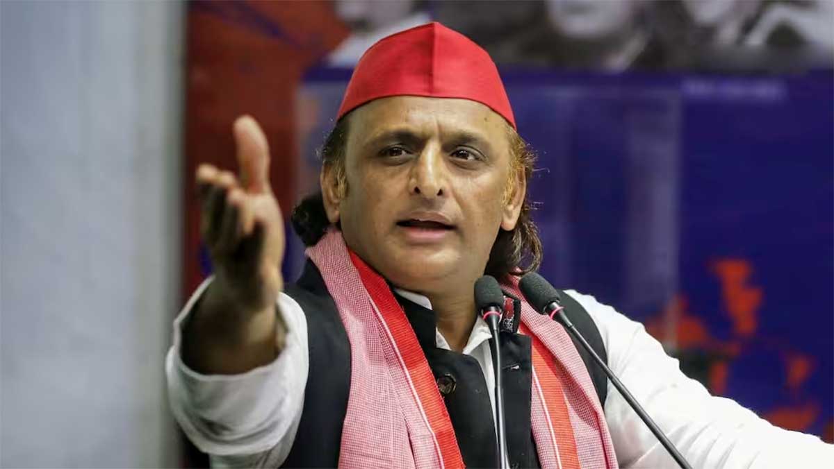 आगरा की धंसी सड़कें बनीं सियासी मुद्दा, अखिलेश यादव का हमला- भाजपा के भ्रष्टाचार से दुनिया में हो रही बदनामी