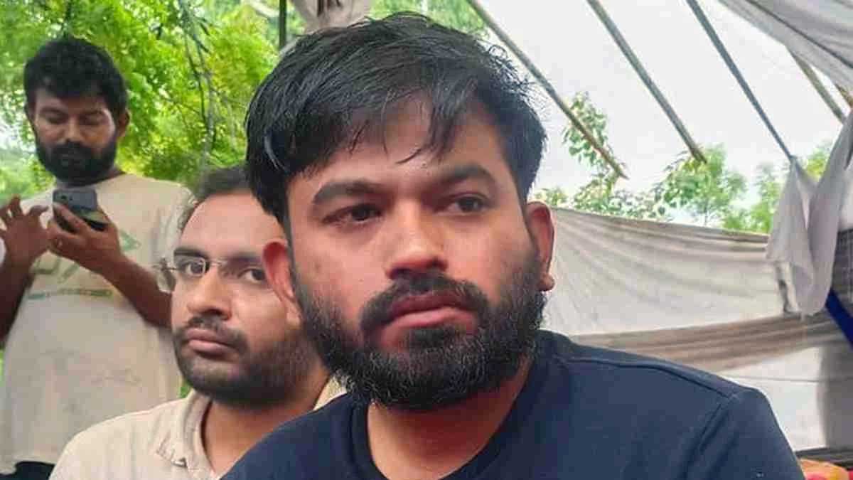 NEET Protest: संसद मार्च के बाद अभिजीत दीपके के माता-पिता आए सामने, पुलिस कार्रवाई पर उठाए सवाल