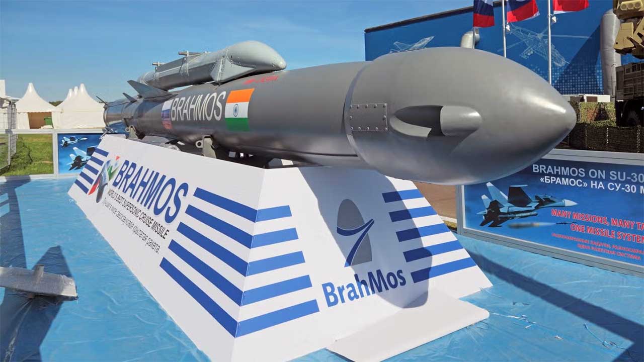 Indian Weapons की दुनिया में बढ़ी डिमांड! BrahMos से Akashteer तक, क्या India बनने जा रहा है नया Defense Power?