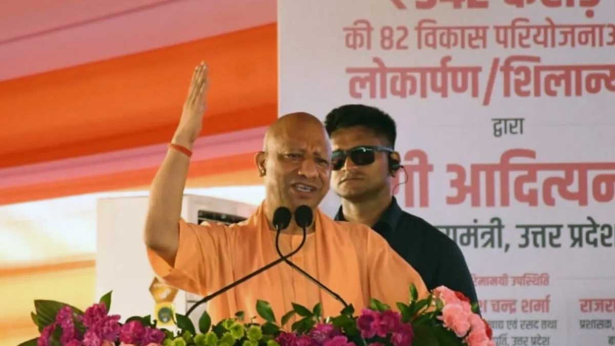बाराबंकी में मुख्यमंत्री योगी आदित्यनाथ ने सपा-कांग्रेस पर बोला हमला, सनातन और विकास को लेकर कही बड़ी बातें