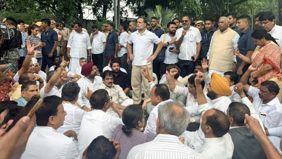 NEET Protest पर कांग्रेस का बड़ा शक्ति प्रदर्शन, राहुल-प्रियंका का PM आवास तक मार्च, गूंजे इस्तीफा दो के नारे