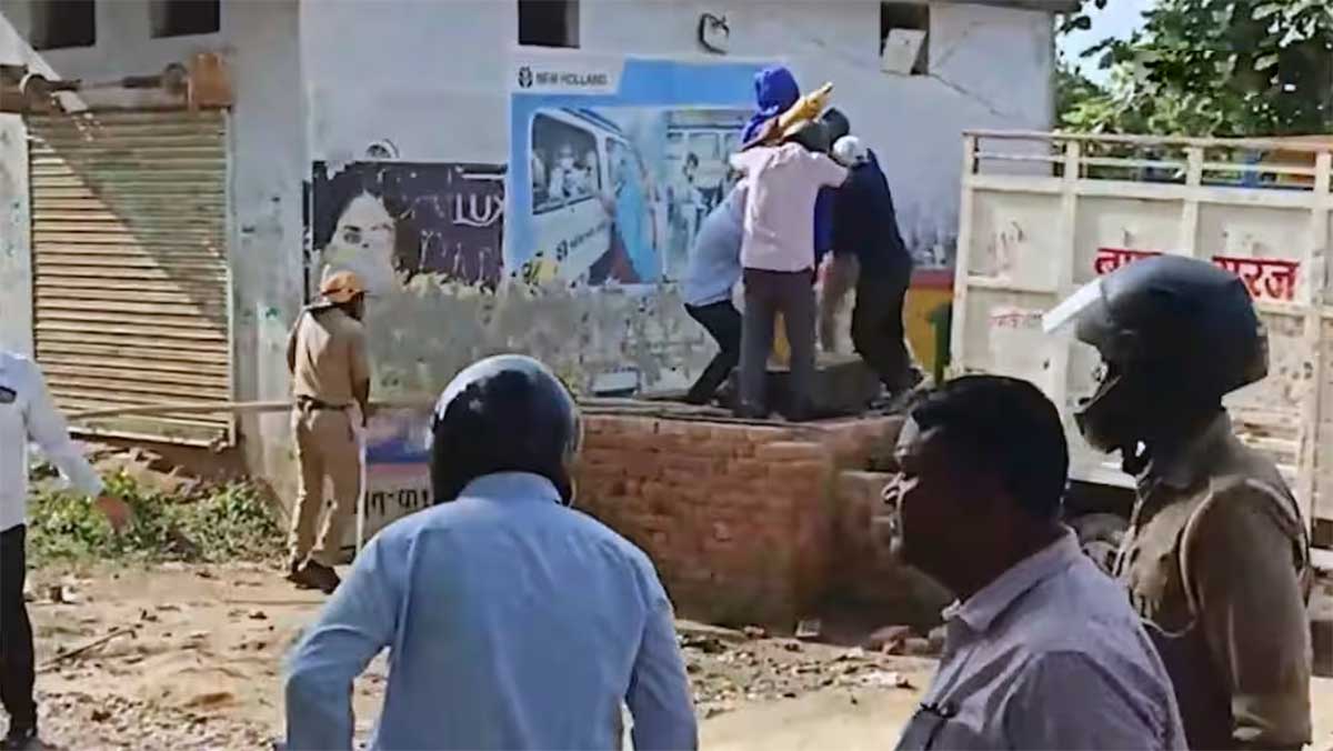 बिना अनुमति आंबेडकर प्रतिमा स्थापित करने को लेकर विवाद, पुलिस पर पथराव के बाद प्रशासन सख्त