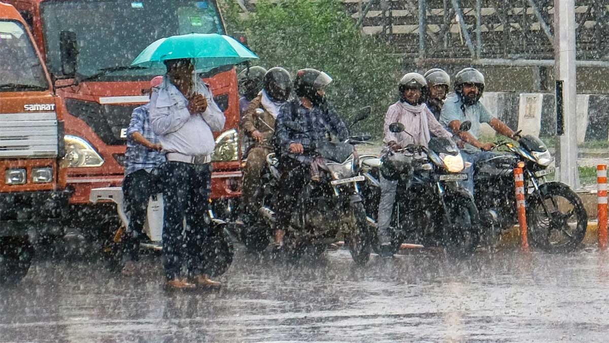 Weather Alert: 22 राज्यों में भारी बारिश और तूफान का खतरा, UP, Bihar, Delhi समेत कई इलाकों के लिए IMD का अलर्ट