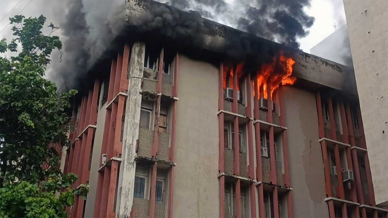 Lucknow News: लखनऊ के जवाहर भवन में लगी भीषण आग, दमकल की कई गाड़ियां मौके पर पहुंचीं