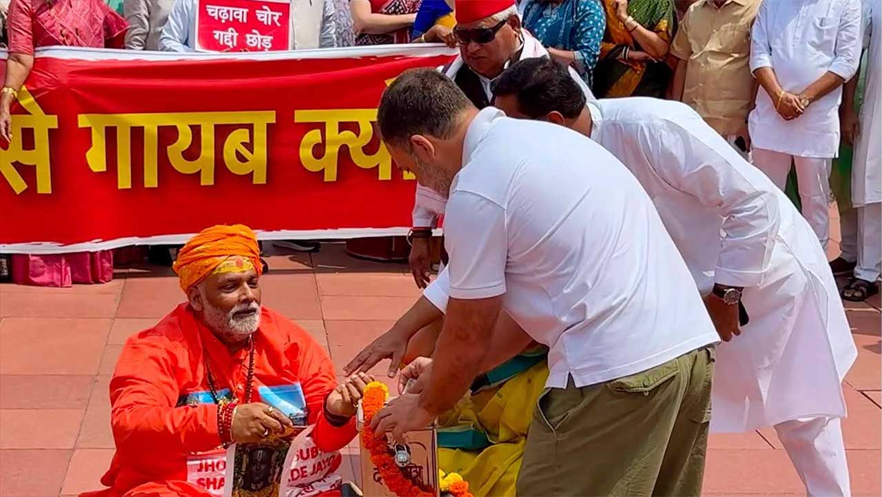 राम मंदिर चढ़ावा विवाद को लेकर विपक्ष का सांकेतिक विरोध, राहुल गांधी ने दान पेटी में डाला चढ़ावा, संसद परिसर में हुआ नाटकीय प्रदर्शन