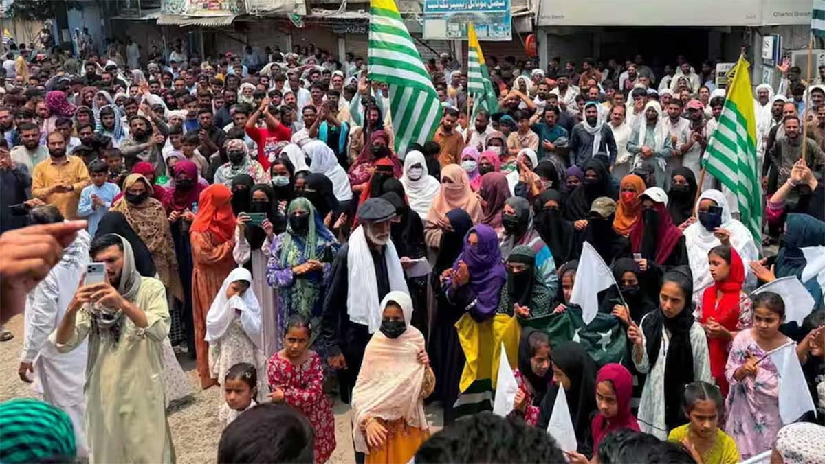 PoJK Protest: PoK में आजादी और इंकलाब के नारों से गूंजीं सड़कें, लाखों लोगों का पाकिस्तान सरकार और सेना के खिलाफ प्रदर्शन