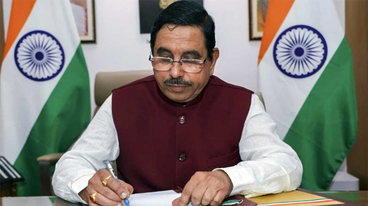 धर्मेंद्र प्रधान के इस्तीफे के बाद शिक्षा मंत्रालय का अतिरिक्त प्रभार प्रह्लाद जोशी को, राष्ट्रपति भवन ने जारी की अधिसूचना