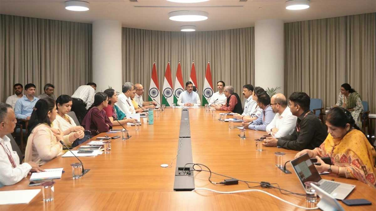 प्रह्लाद जोशी बने नए Education Minister, पीएम मोदी ने सौंपी बड़ी जिम्मेदारी, संभाला शिक्षा मंत्रालय का अतिरिक्त प्रभार