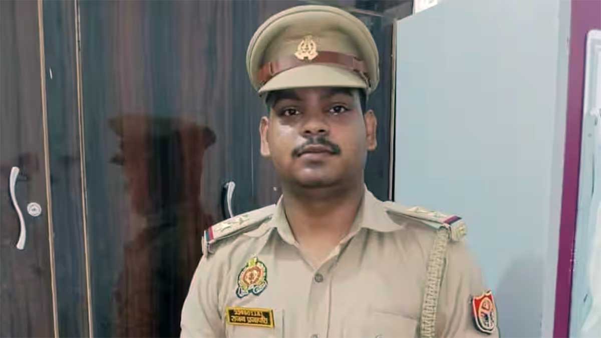 Varanasi में पकड़ा गया Fake Daroga, पुलिस की वर्दी पहनकर दिखाता था रौब, लखनऊ तक बताता था अपनी पहुंच
