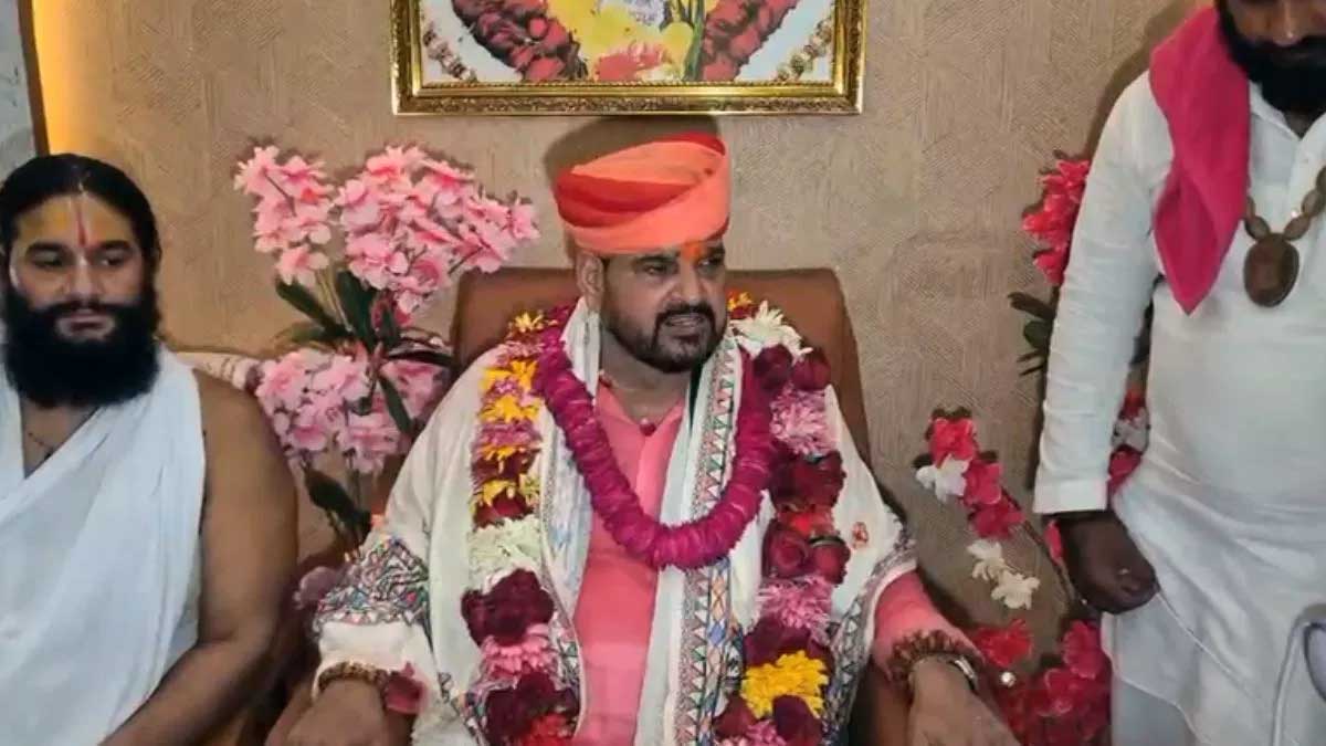 कोर्ट से राहत मिलने के बाद अयोध्या पहुंचे बृजभूषण शरण सिंह, हनुमानगढ़ी में किए दर्शन