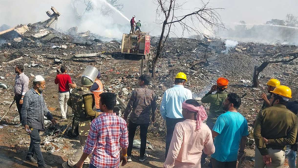 कौशांबी पटाखा फैक्ट्री में भीषण Blast, 11 की मौत से मचा हड़कंप; मुआवजे का ऐलान, गोदाम पर चलेगा बुलडोजर