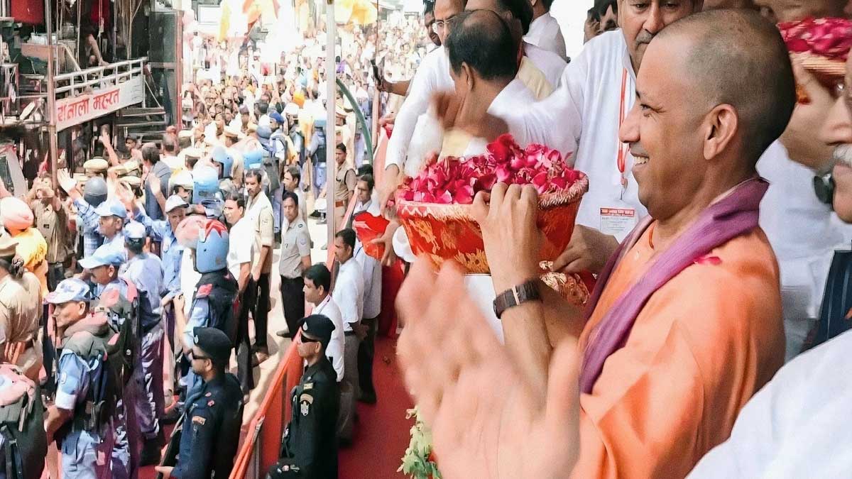 Kanwar Yatra 2026: मेरठ में CM योगी ने कांवड़ियों पर की पुष्पवर्षा, ‘हर-हर महादेव’ के जयकारों से गूंजा माहौल
