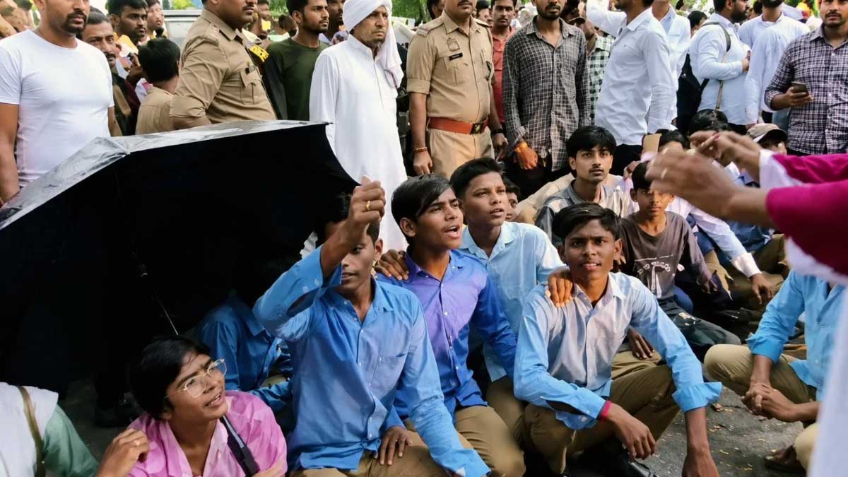 महोबा में Gen Alpha पर पुलिस का एक्शन! सड़क पर प्रदर्शन कर रहे बच्चों को घसीटकर हटाने का आरोप