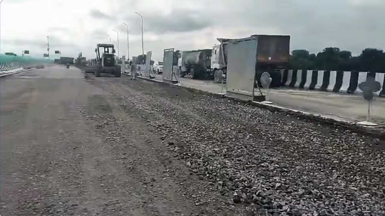 Lucknow-Kanpur Expressway फिर धंसा, बारिश ने खोली निर्माण की पोल; 10 जगहों पर सड़क में आई दरार