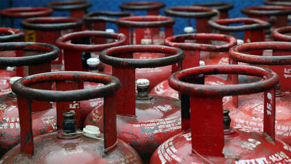 Commercial LPG Price Cut: 19 किलो वाला एलपीजी सिलेंडर हुआ 200 रुपये से ज्यादा सस्ता, घरेलू उपभोक्ताओं को अभी नहीं मिली राहत