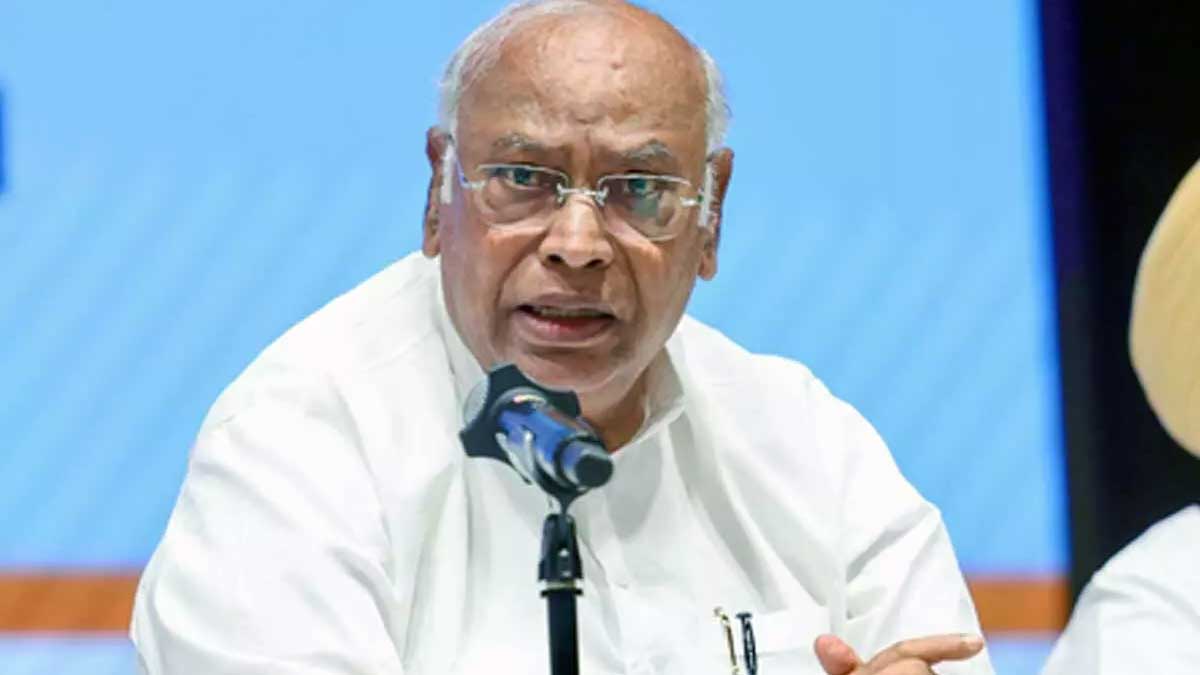 ‘केस करना है तो गांधी-नेहरू-पटेल पर करो’, Vande Mataram विवाद में खरगे का BJP पर बड़ा हमला