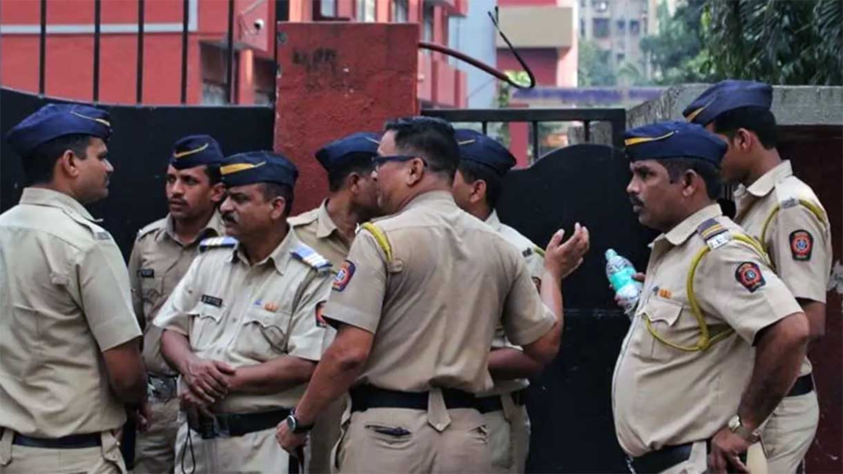 मुंबई में रेलवे स्टेशनों पर यात्रियों और सामान की गहन जांच, Dog Squad से लेकर Anti-Terror टीम तक अलर्ट