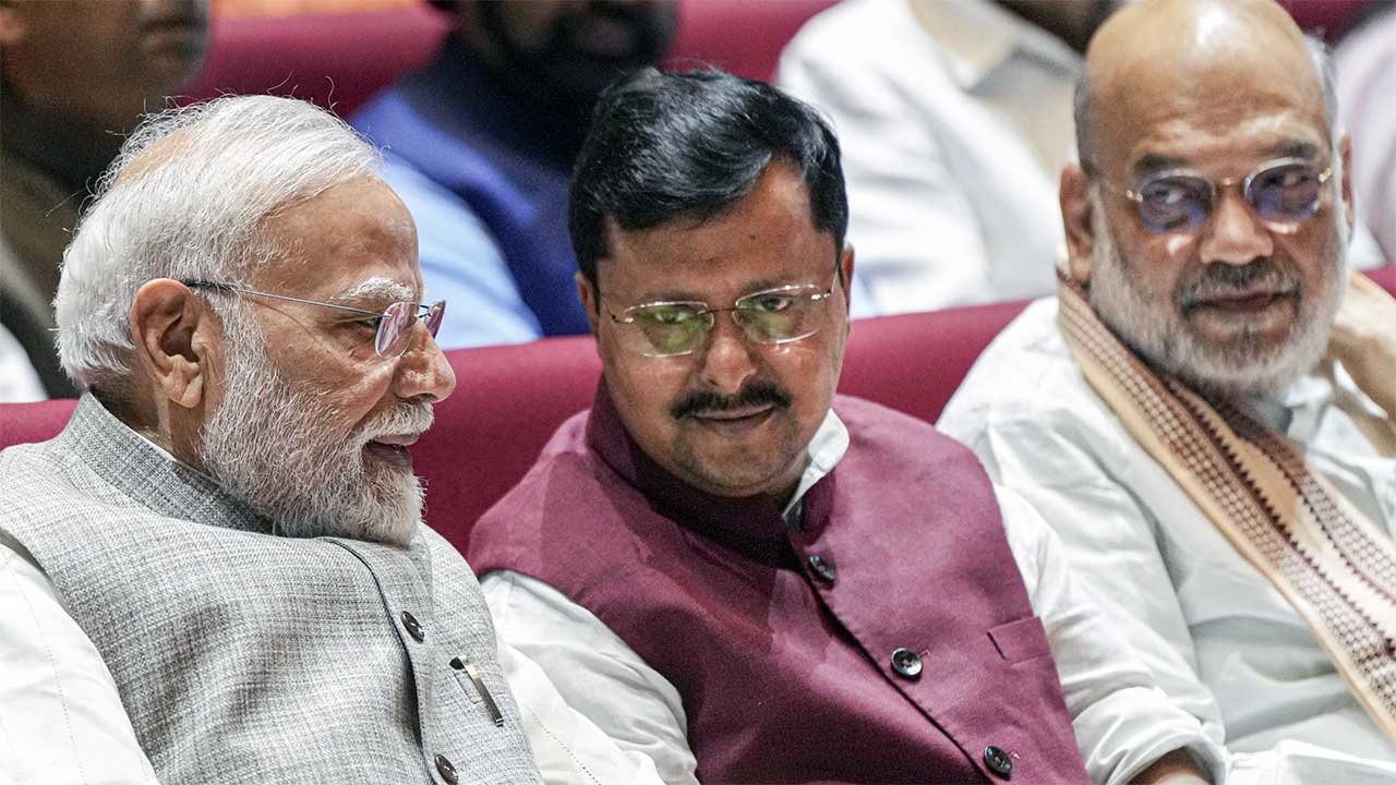 BJP New Team Meeting: 2027 के चुनावी रण से पहले BJP का बड़ा मंथन, Gen Z से लेकर Modi@25 तक पर बनेगी Strategy!