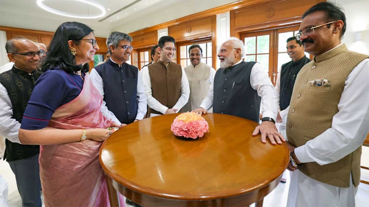 NDA MPs Meeting: पीएम मोदी ने सांसदों को दिया बड़ा मंत्र, बोले- सत्ता का सही इस्तेमाल करें और जनता के बीच जाएं