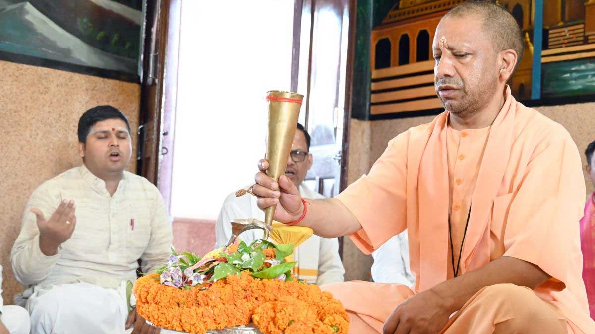 सावन शिवरात्रि पर CM योगी का खास अनुष्ठान, मानसरोवर मंदिर में किया रुद्राभिषेक; मांगा प्रदेशवासियों का कल्याण