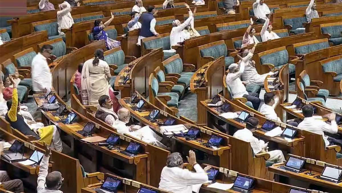 Parliament Monsoon Session: हंगामे के बीच Lok Sabha में पेश हुए 4 बड़े Bill, जानिए कौन-कौन से हैं विधेयक