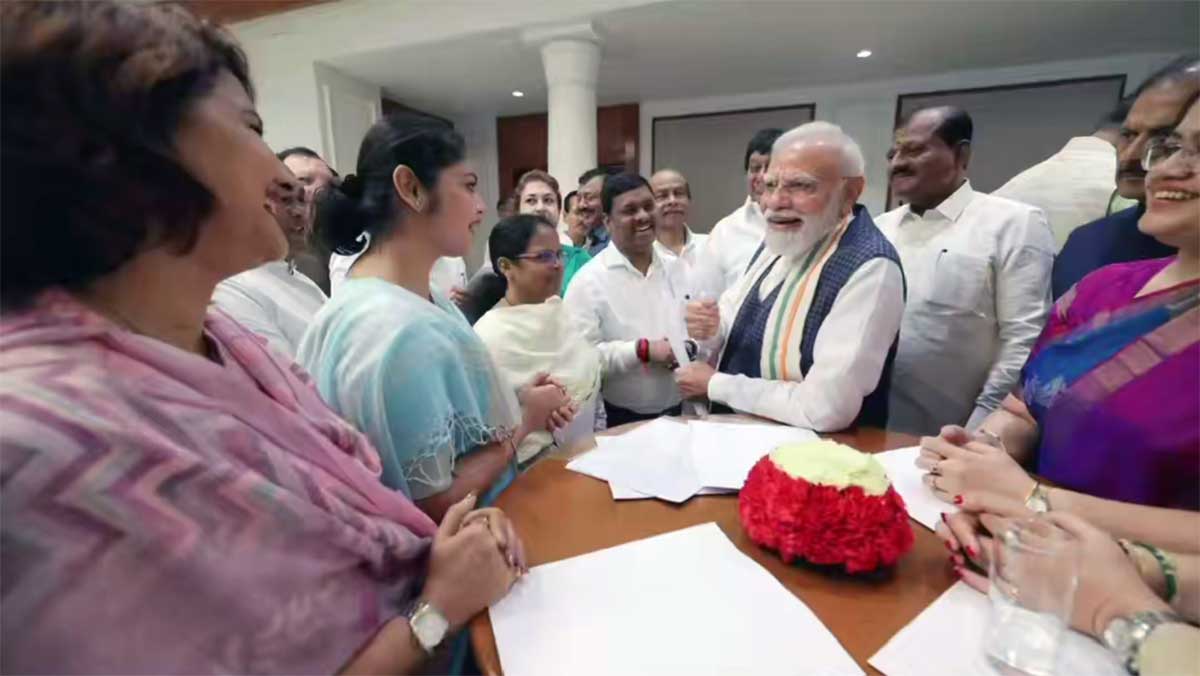 PM Modi से मुलाकात के बाद Sayoni Ghosh और Kakoli Ghosh की तस्वीरें वायरल, कांथा कढ़ाई से लेकर ‘पहली मुलाकात’ तक क्या है संकेत?